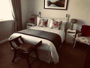 um quarto com uma cama grande e uma cadeira em Barrow View B&B em Mountmellick