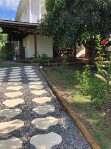 a stepping stone path in front of a house at La tourterelle de Neron in Le Moule
