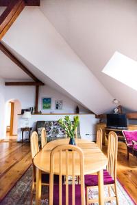 een eetkamer met een houten tafel en stoelen bij Apartment Vokiečių in Vilnius