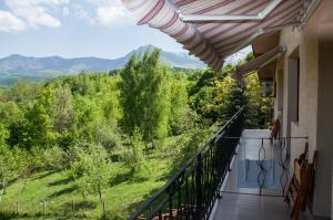 アプリルツィにあるVilla Relaxの緑豊かな森の景色を望むバルコニー