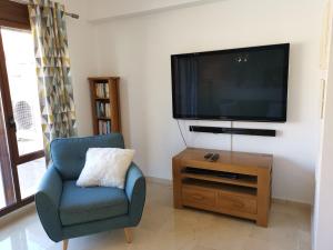 TV a/nebo společenská místnost v ubytování Beautiful penthouse with 3 pools