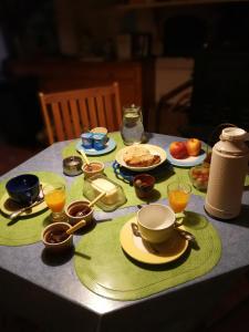 una mesa con platos de comida y bebidas. en Mini-Hôtel de Camps en Camps-sur-lʼAgly