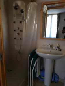 y baño con ducha, lavabo y espejo. en Mini-Hôtel de Camps en Camps-sur-lʼAgly