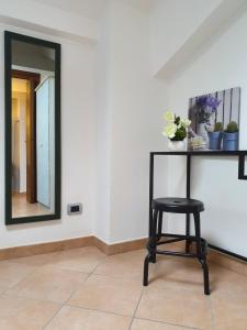 a black stool in a room with a mirror at casa Gorla in Milan