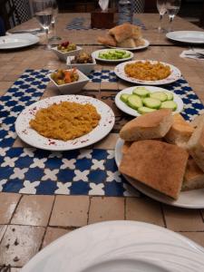 una mesa con platos de comida encima en Riad Jamaï en Fez