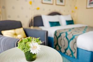 Ένα ή περισσότερα κρεβάτια σε δωμάτιο στο Carlton Oasis Hotel