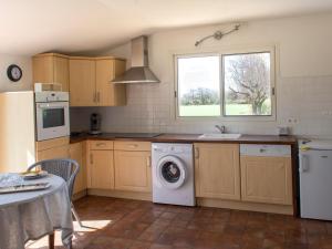 a kitchen with a washing machine and a window at Mas l'espero in Caphan
