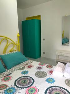 アルゲーロにあるLe Aromaticheのベッドルーム1室(ベッド1台、緑のキャビネット付)