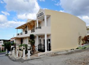 Biały budynek z znakiem na boku w obiekcie El Greco Apartments w mieście Istro