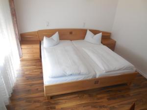 Postel nebo postele na pokoji v ubytování Hotel Garni am Hechenberg