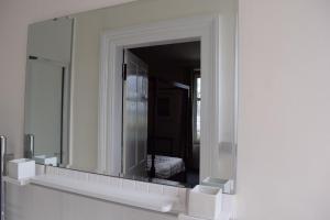 インバネスにあるPeriod House / Entire Upstairs Flatのバスルームの鏡