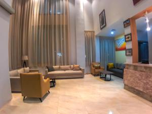 een woonkamer met banken en stoelen en een open haard bij SUNSET HOTEL in Nouakchott