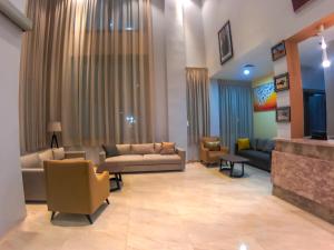 ein Wohnzimmer mit Sofas und Stühlen sowie einem Kamin in der Unterkunft SUNSET HOTEL in Nouakchott