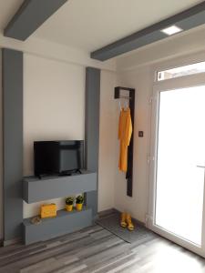 A television and/or entertainment centre at Belvárosi apartman
