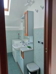 uma casa de banho com um lavatório e um WC em casa Gorla em Milão