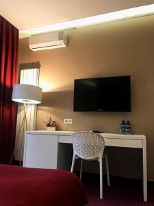 Μια τηλεόραση ή/και κέντρο ψυχαγωγίας στο Art Rooms