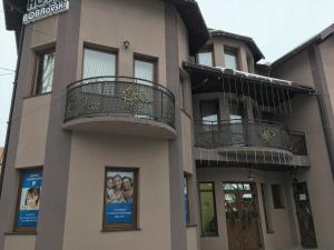 ein Gebäude mit zwei nebenliegenden Balkonen in der Unterkunft HOTEL BOBROvski in Jassinja
