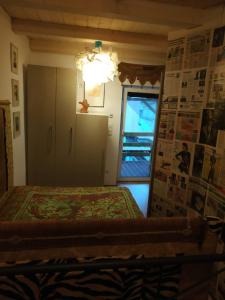Schlafzimmer mit einem Bett und einem Fenster in der Unterkunft Zentrales kleines Appartment in Klagenfurt am Wörthersee