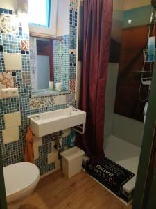 Un baño con lavabo, inodoro y ducha. en Zentrales kleines Appartment, en Klagenfurt 5 fotos más