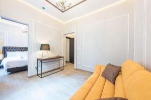un soggiorno con divano e letto di Syntagma Luxury Living One “LL1” Apartments ad Atene
