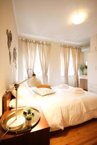 A bed or beds in a room at Corfu Palazzo Vecchio