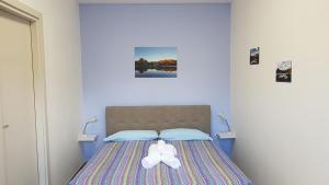 Un pat sau paturi într-o cameră la Turtle Island