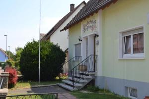 Budova, kde se penzion nachází + 36 fotografií