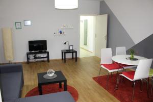 salon ze stołem, krzesłami i kanapą w obiekcie Skopje Home 1 w mieście Skopje