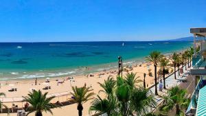 a beach with a crowd of people and the ocean at RESIDENCIAL MICHELANGELO in Salou