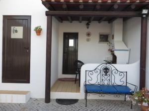 porche con mesa y silla en Villa El Alcazar, en Carvoeiro