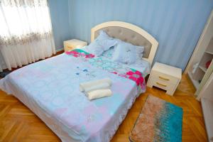 a childs bedroom with a bed with blue and pink at vip ozurgeti in Ozurgetʼi