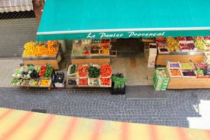 een markt met veel verschillende groenten en fruit te zien bij La Maison d'Odette in La Ciotat