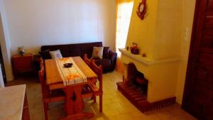Una sala de estar con una mesa y una chimenea. en Sea Whispers Beach House, en Alykes 17 fotos más