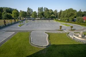 an empty park with grass and bushes and trees at Dworek Eureka in Czechowice-Dziedzice