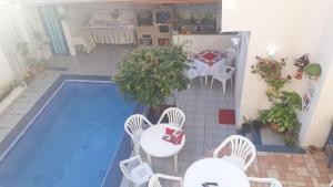 an overhead view of a pool with chairs and a table at Flor de Canela in São Roque
