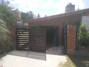 un garaje con una puerta frente a un edificio de ladrillo en Tanti in 