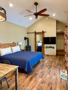 Ein Bett oder Betten in einem Zimmer der Unterkunft Baycrest Lodge