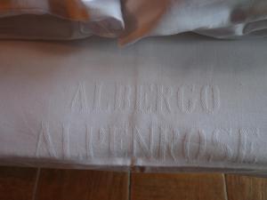 Postel nebo postele na pokoji v ubytování Albergo Alpenrose Ski&Bike Mountain Hotel