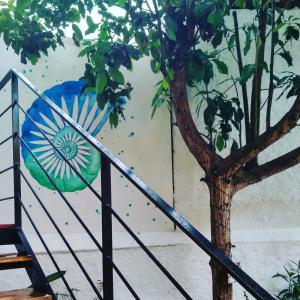 una pintura de una bandera en una pared junto a un árbol en Hotel La Caracola en Salento