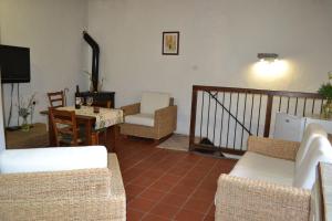 een woonkamer met banken en een tafel en stoelen bij Irene's House in Kakopetria