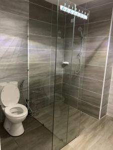 La salle de bains est pourvue de toilettes et d'une douche en verre. dans l'établissement Offer Spacious Studio KSL Residences Daya, à Johor Bahru