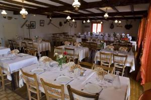 A restaurant or other place to eat at L'Auberge Fleurie