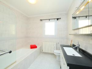 Et badeværelse på Villa Karibuni by Interhome + 26 billeder