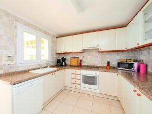 Køkken eller tekøkken på Villa Karibuni by Interhome