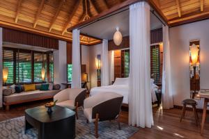 Ein Bett oder Betten in einem Zimmer der Unterkunft The Datai Langkawi