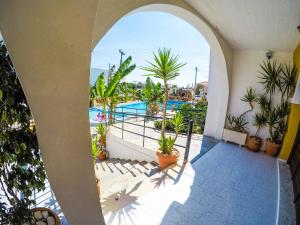 una vista sulla piscina dal balcone di una casa di Vanessa Hotel a Kalamákion