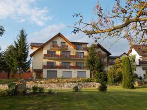 una casa grande con césped delante en Hotel-Gasthof Rose, en Oberkirch