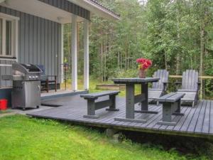 VesijakoにあるHoliday Home Lokki by Interhomeのピクニックテーブルと椅子付きのデッキ(グリル付)