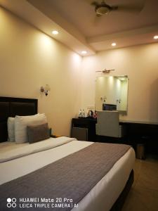 Hotel PK Residency Sector 18 Noida客房内的一张或多张床位