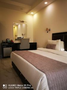 Hotel PK Residency Sector 18 Noida客房内的一张或多张床位